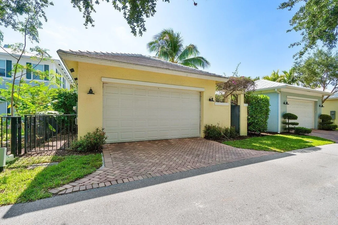 Photo of 124 W Bay Cedar Circle