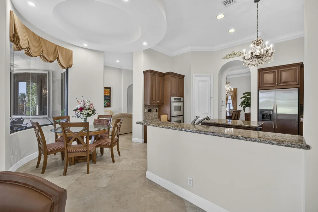 Photo of 10715 Versailles Boulevard