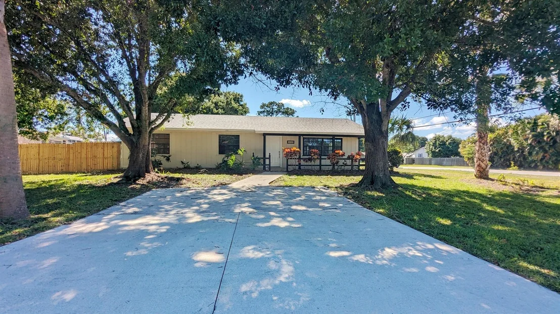 Photo of 5401 Palm Drive