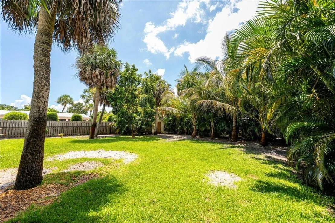 Photo of 804 SE Riverside Drive
