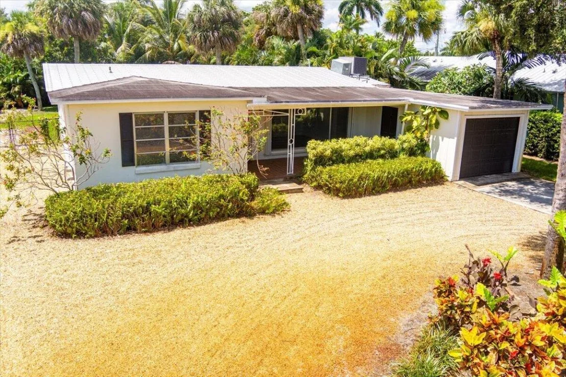 Photo of 804 SE Riverside Drive
