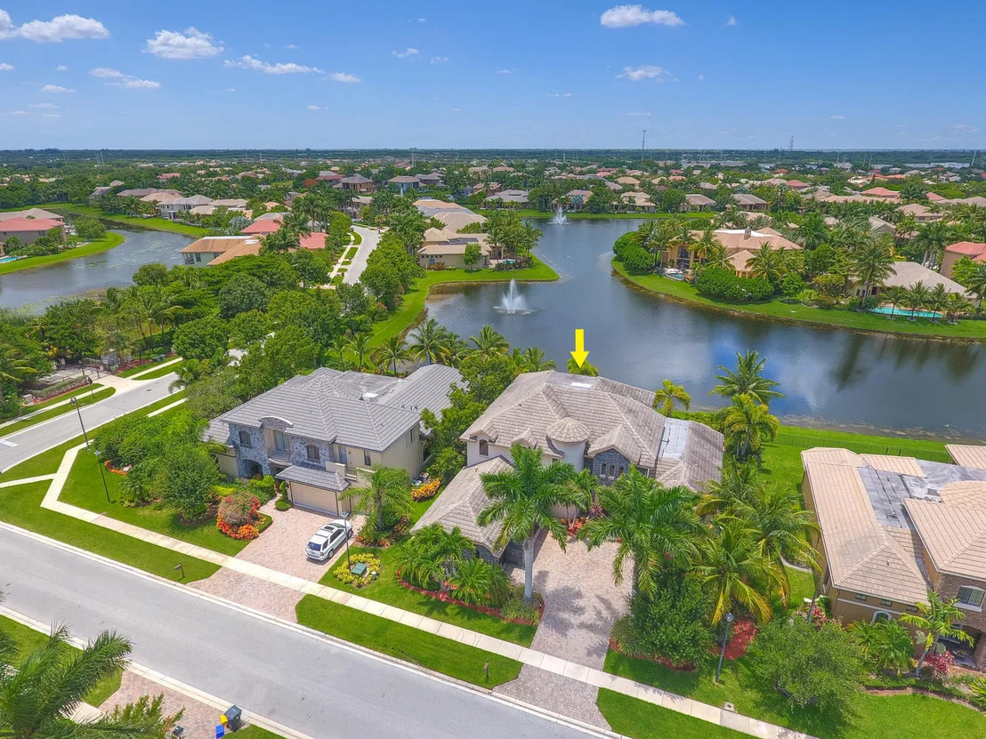 Photo of 10775 Versailles Boulevard
