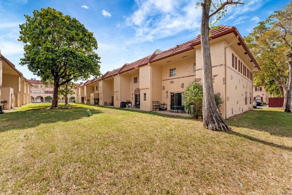 Photo of Unit D7 at 3058 Riverside Drive