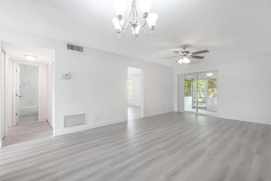 Photo of 886 Worcester Lane