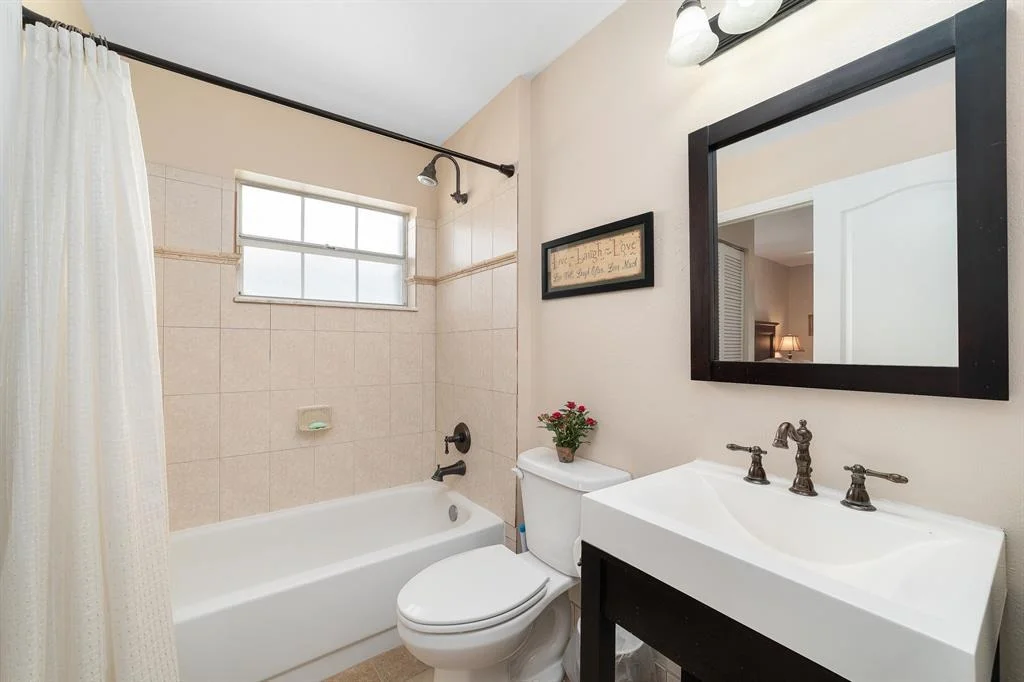 Photo of 930 Dickens Place