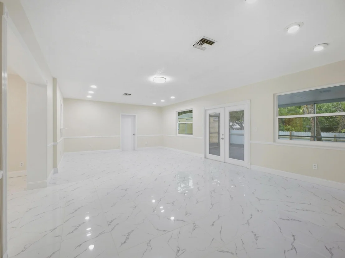 Photo of 1421 Crest Drive