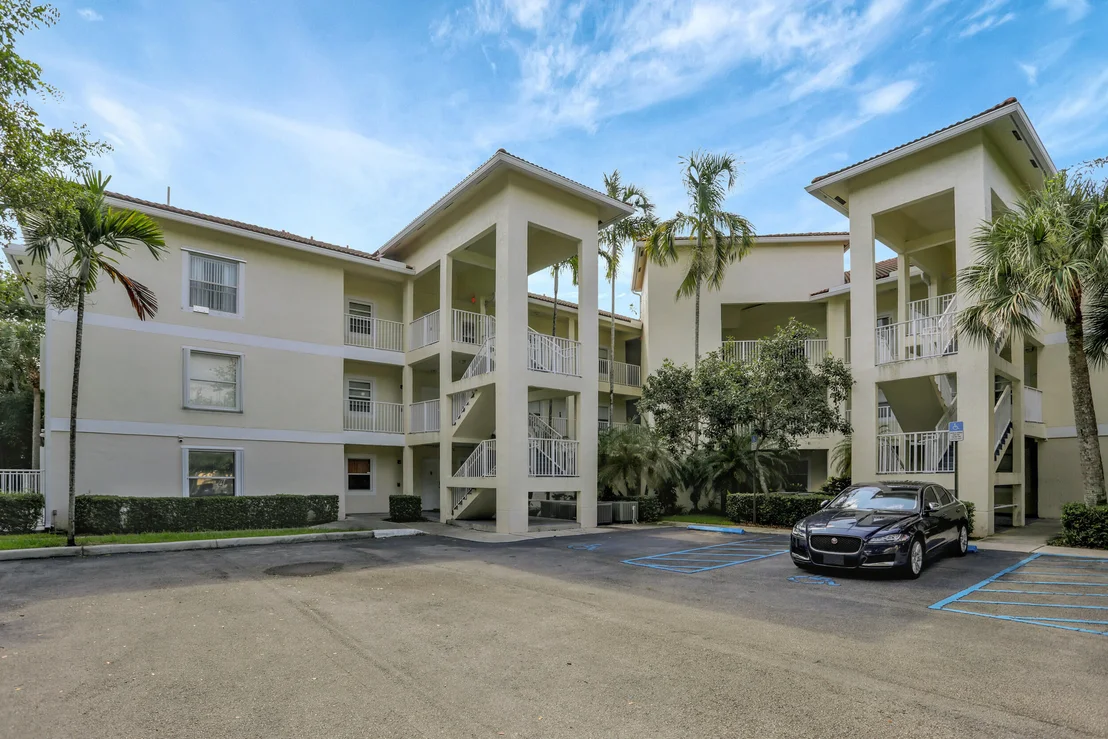Photo of Unit 301 at 2901 Riverside Drive