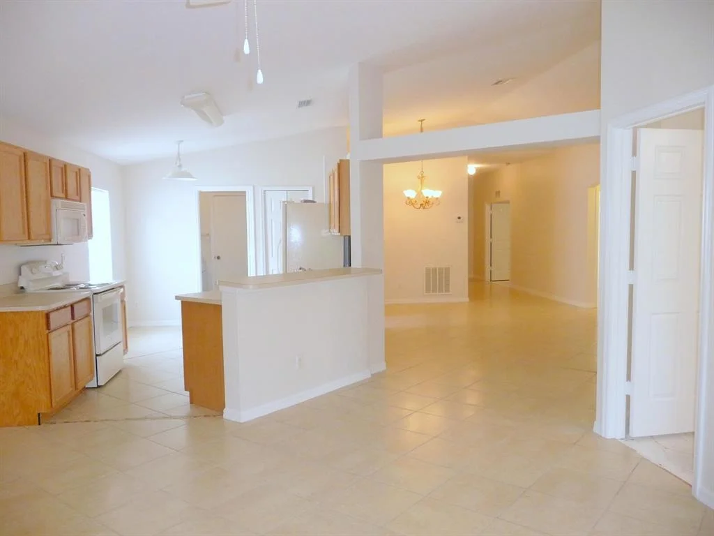Photo of 1127 W 13th Sq Square