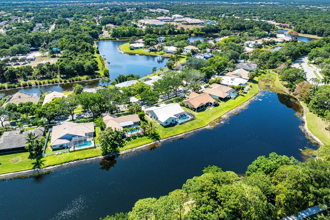 Photo of 18330 Lake Bend
