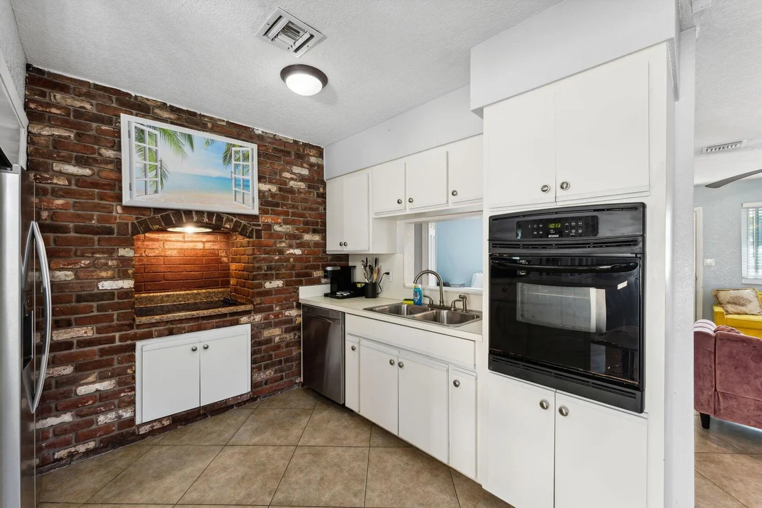 Photo of 718 NW 9th Avenue