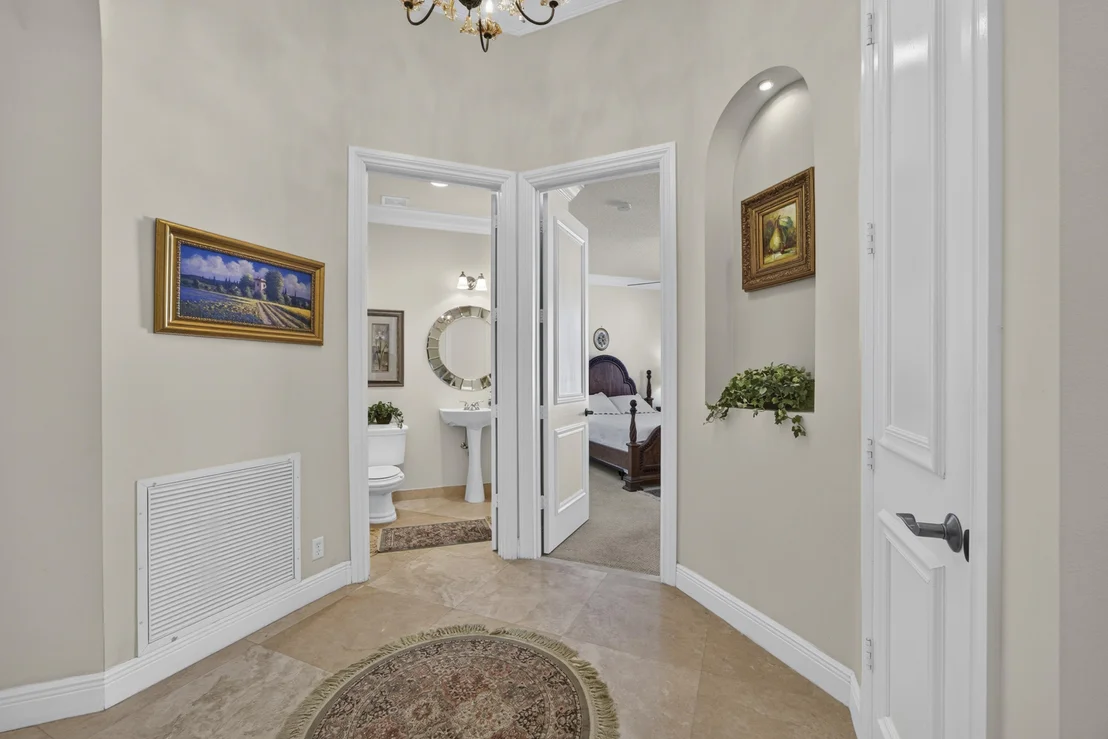 Photo of 10715 Versailles Boulevard
