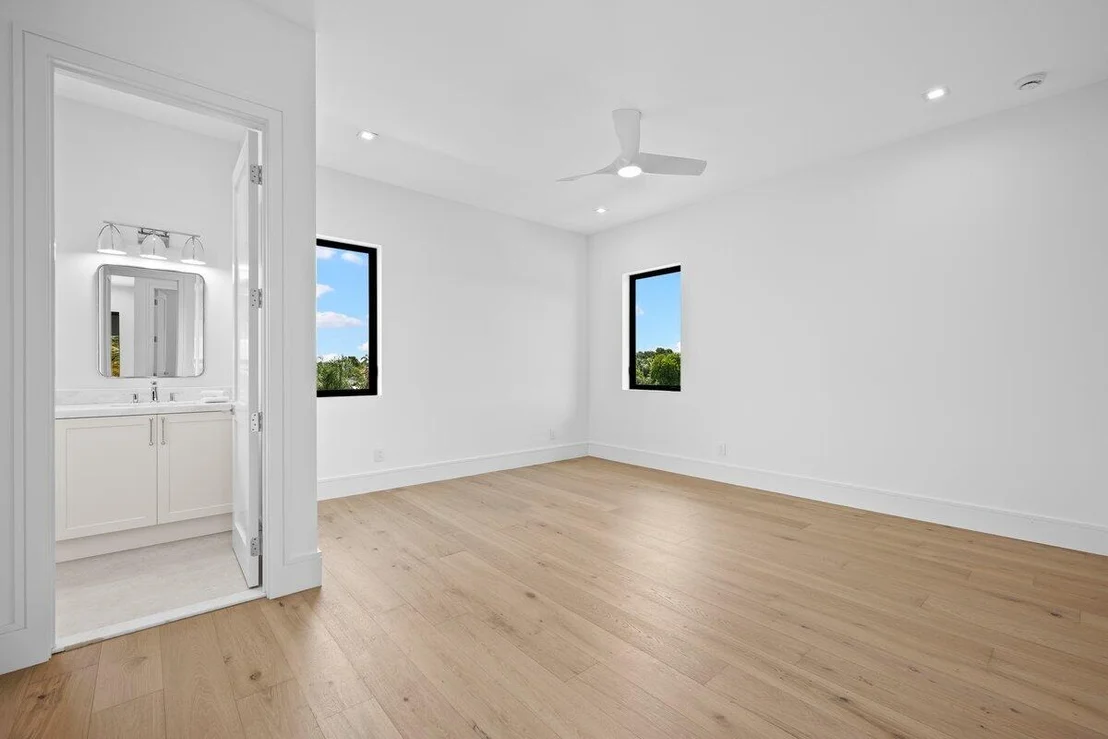 Photo of 325 W Riverside Drive