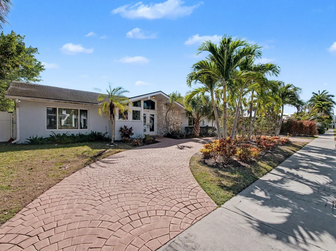 Photo of 618 Riverside Road