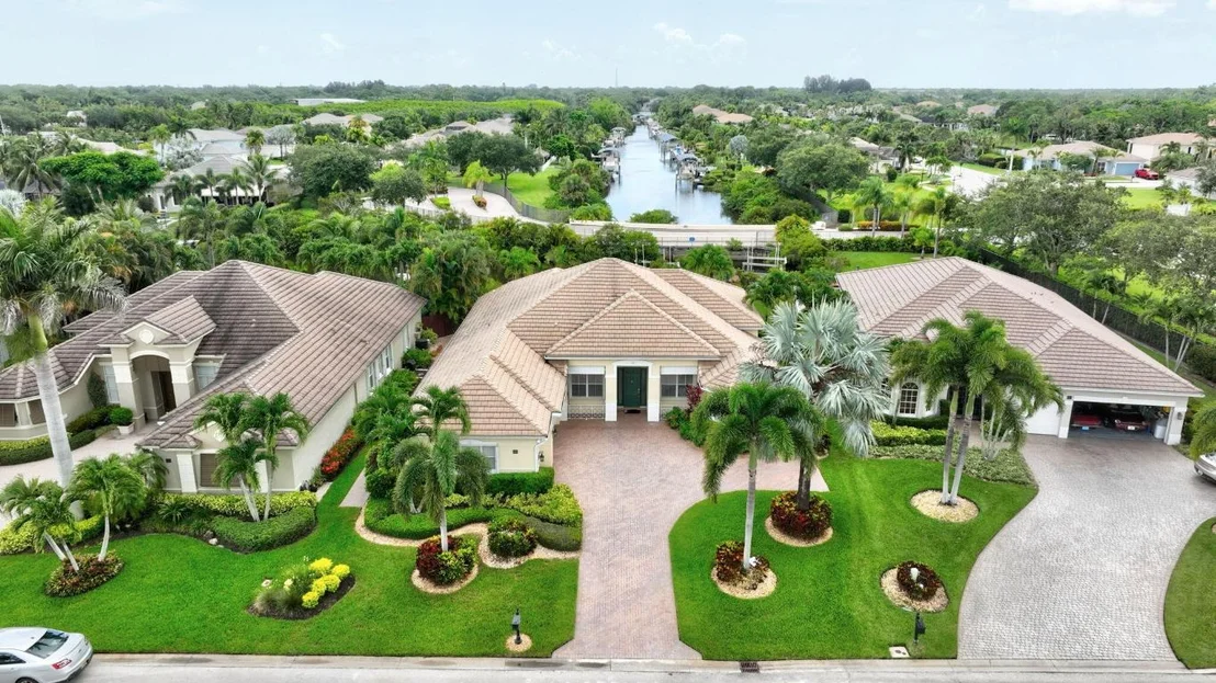 Photo of 699 SW River Bend Circle