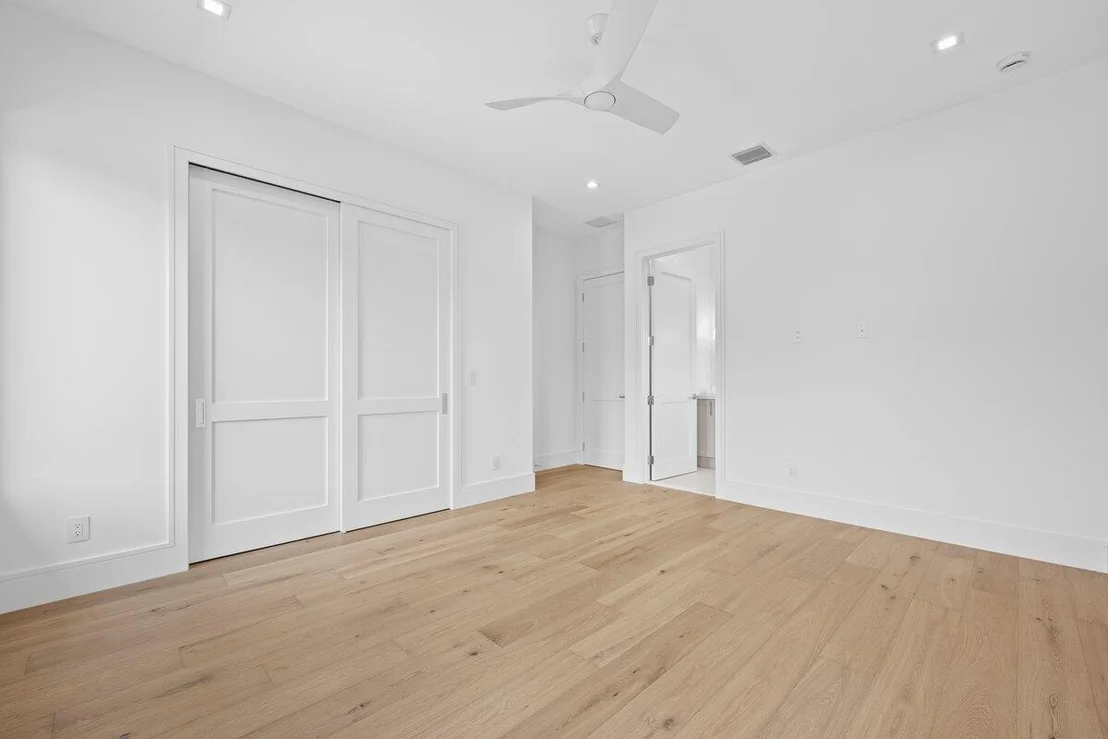 Photo of 325 W Riverside Drive