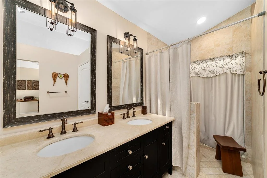 Photo of 930 Dickens Place