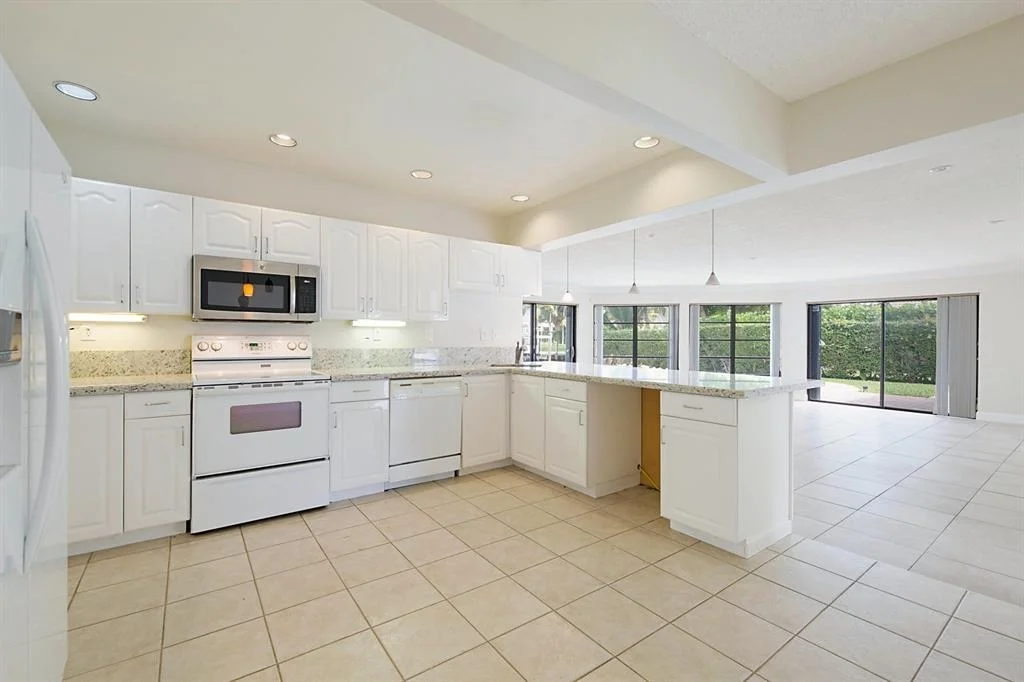 Photo of 925 Allamanda Drive
