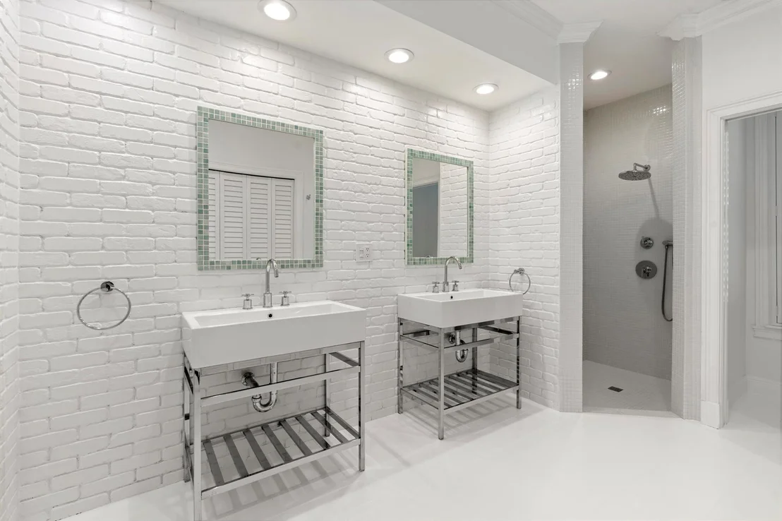 Photo of 136 N River Drive W