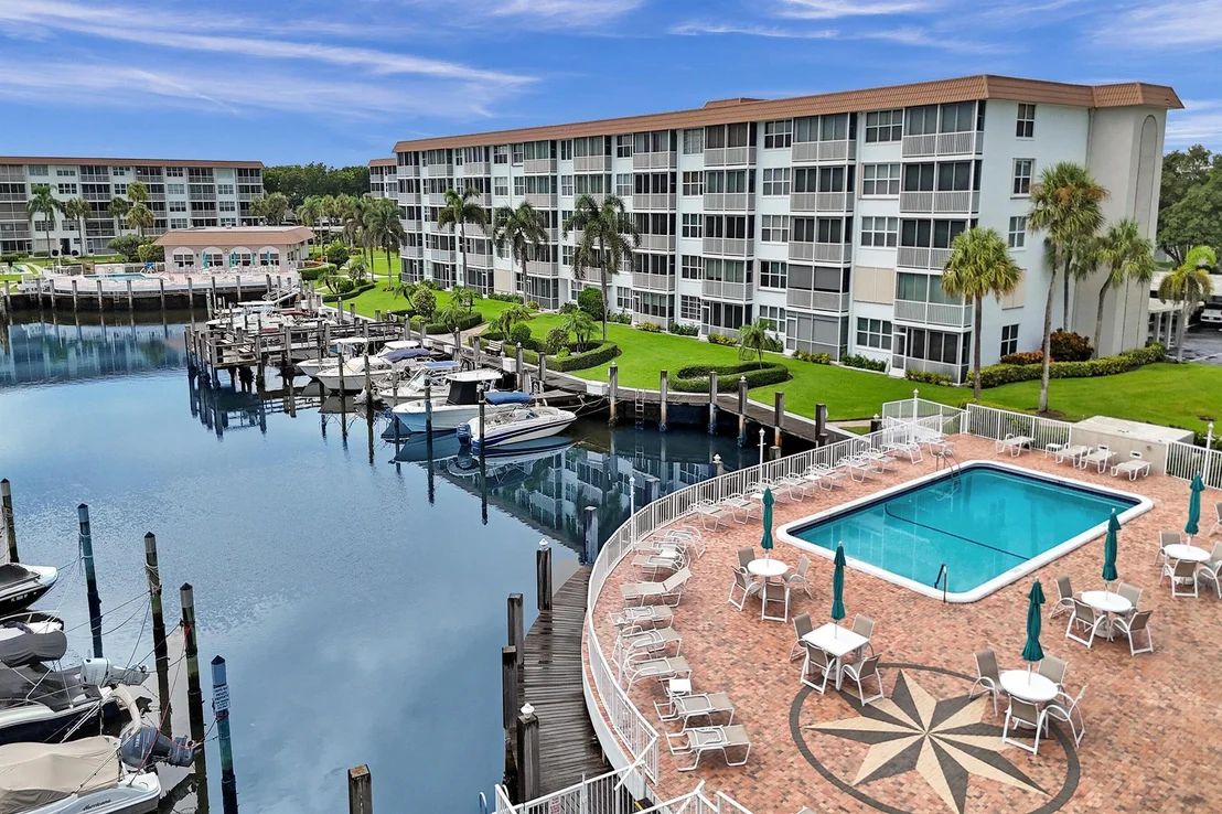 Photo of Unit UNIT405 at 2829 Florida Boulevard