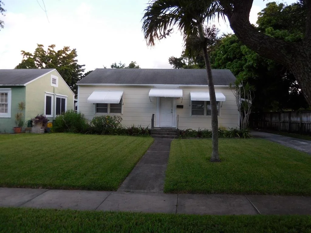 Photo of 830 Colonial Road