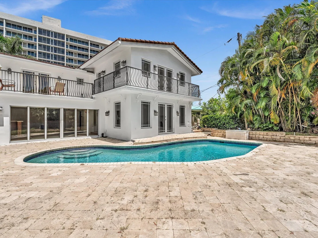 Photo of 518 N Riverside Drive