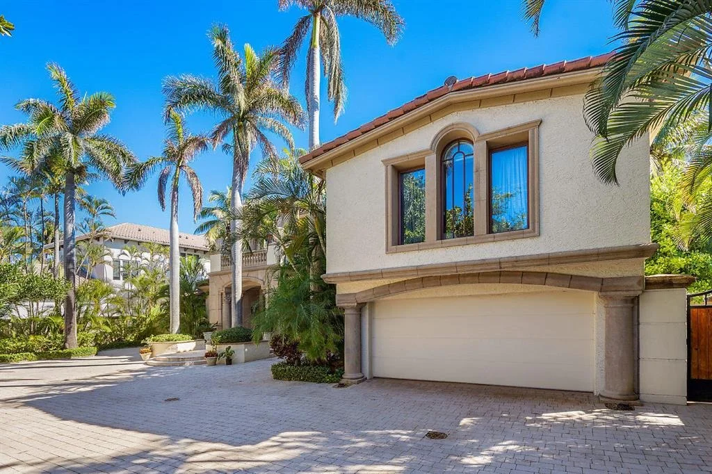 Photo of 719 N Ocean Boulevard