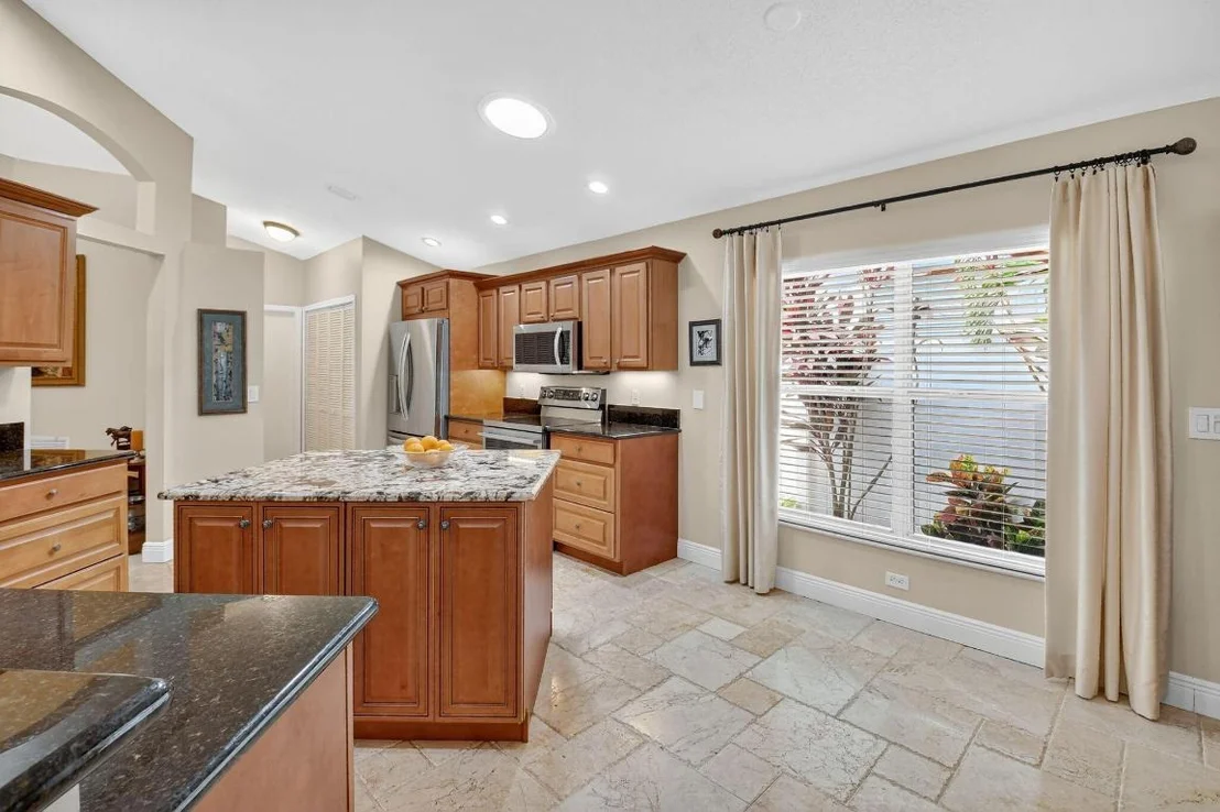 Photo of 523 Canoe Point