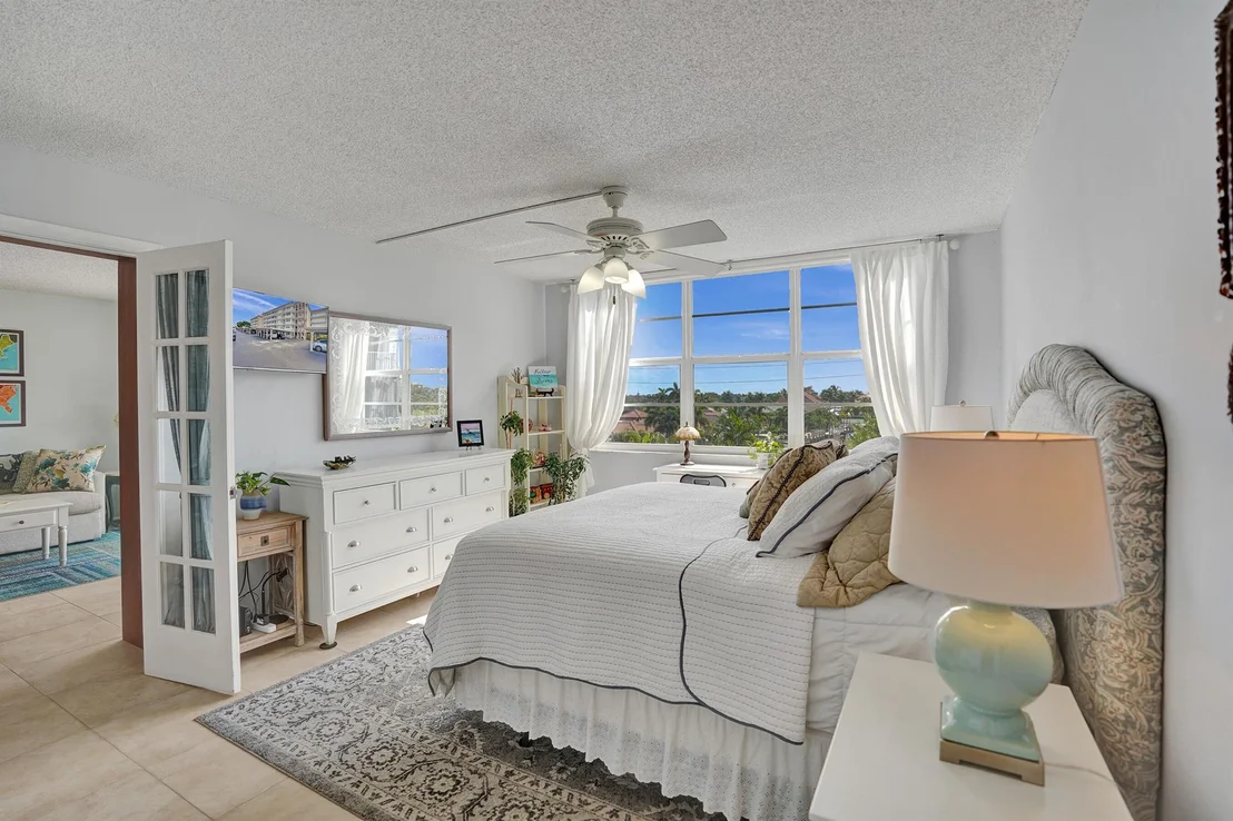 Photo of Unit UNIT405 at 2829 Florida Boulevard