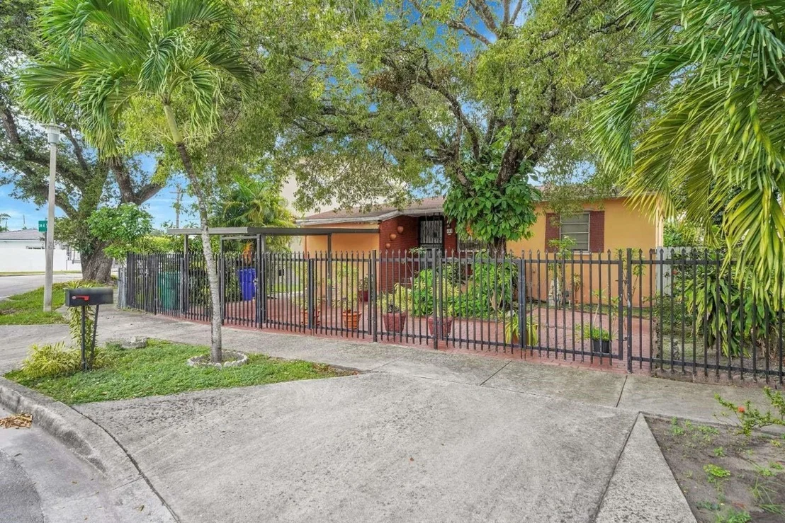 Photo of 415 Flagami Boulevard