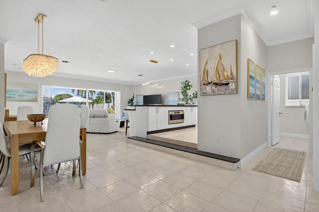 Photo of 513 S Riverside Drive