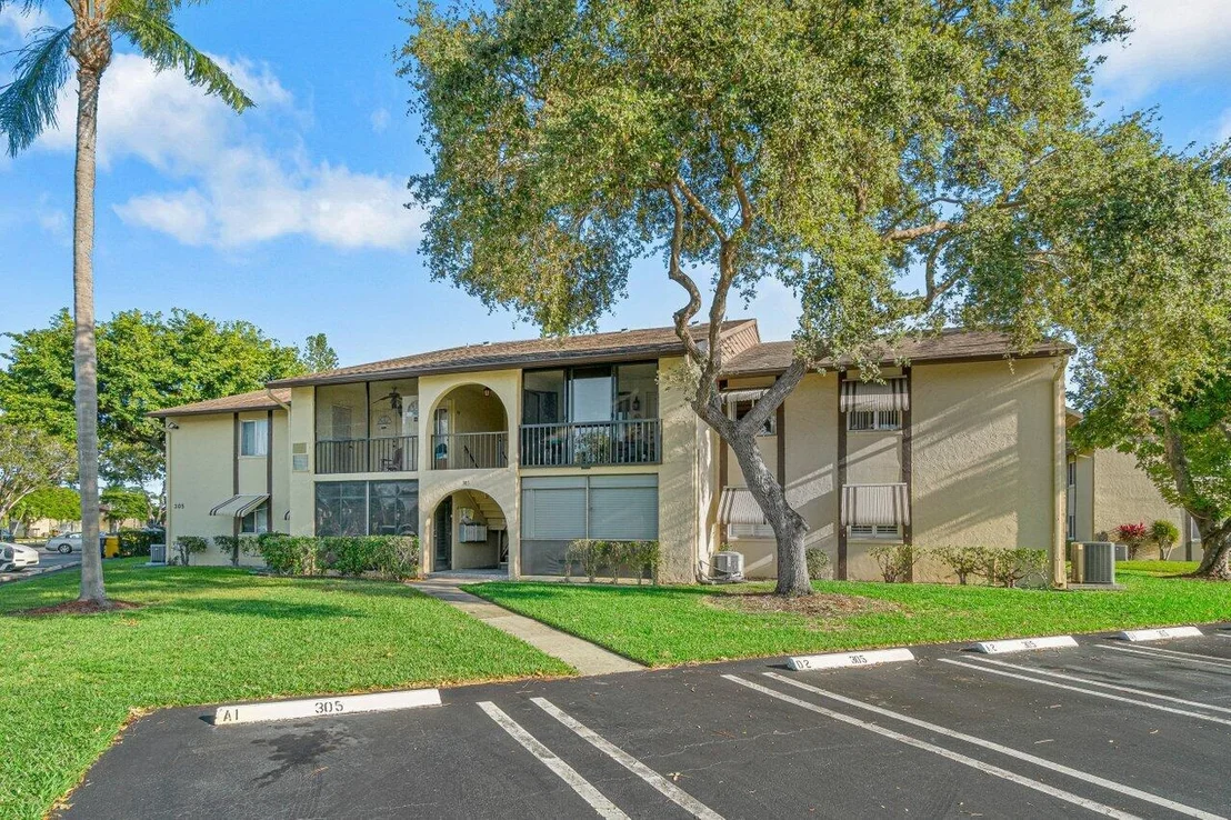 Photo of Unit D1 at 305 Pine Ridge Circle