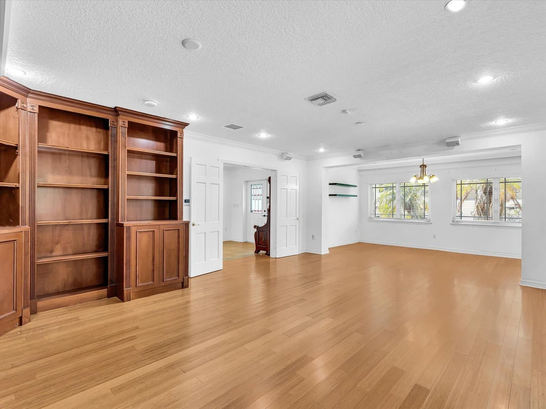 Photo of 518 N Riverside Drive