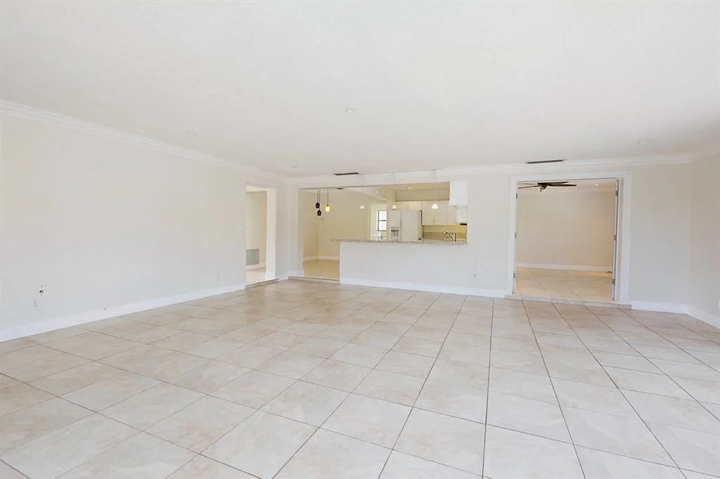 Photo of 925 Allamanda Drive