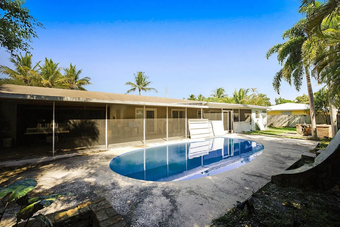 Photo of 391 W Riverside Drive