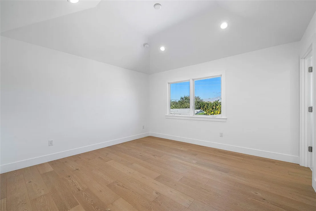 Photo of 8 LEEWARD Circle