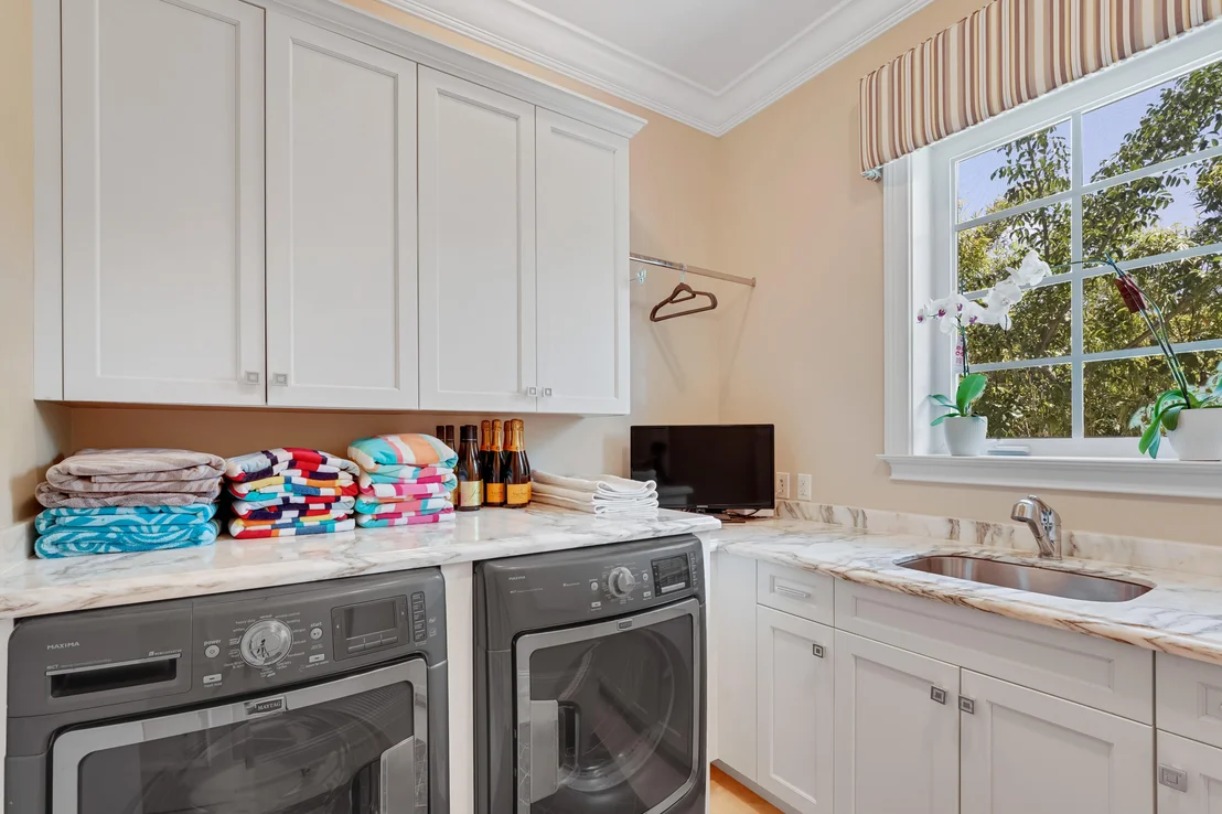 Photo of 975 Banyan Drive
