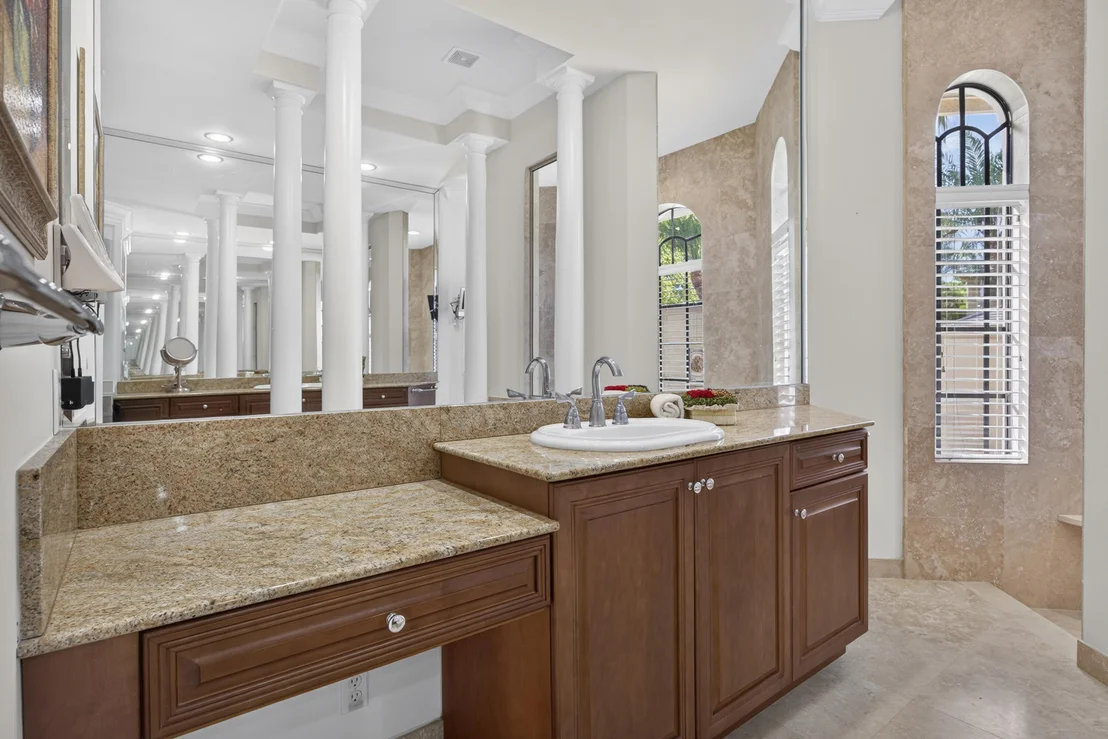 Photo of 10715 Versailles Boulevard