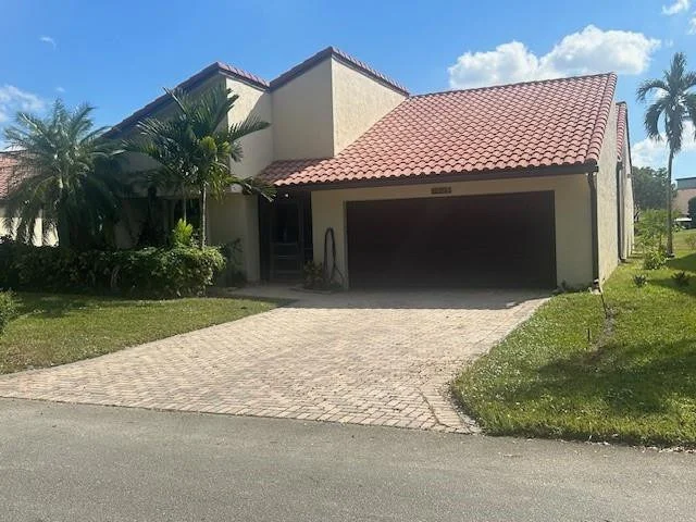 Photo of 7009 Golf Pointe Circle
