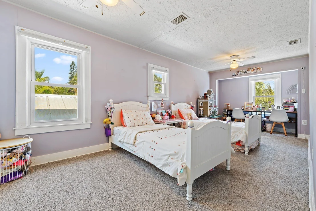 Photo of 715 Warren Drive