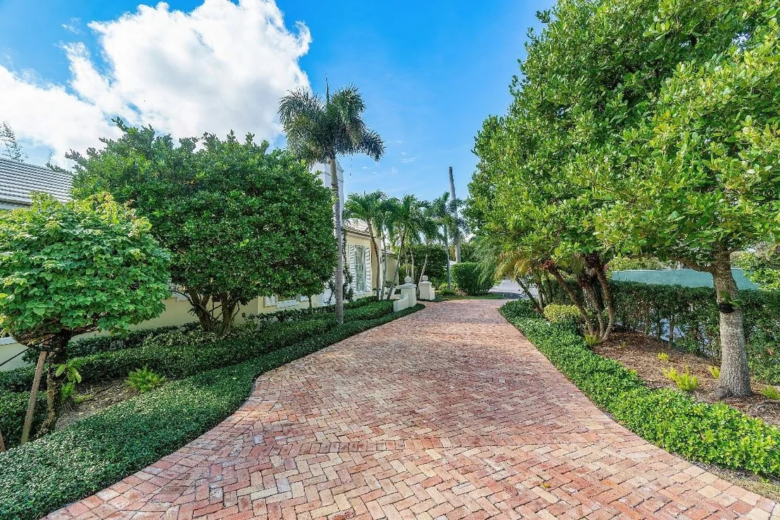 Photo of 450 Banyan Road
