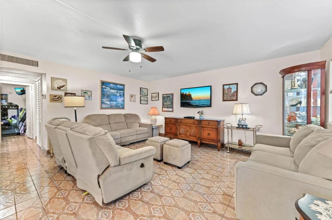 Photo of Unit M at 577 Monaco