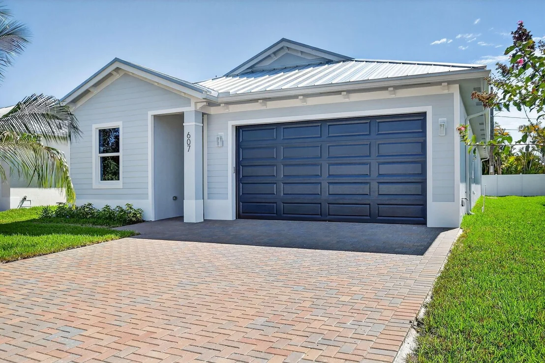 Photo of 607 N Loxahatchee Drive