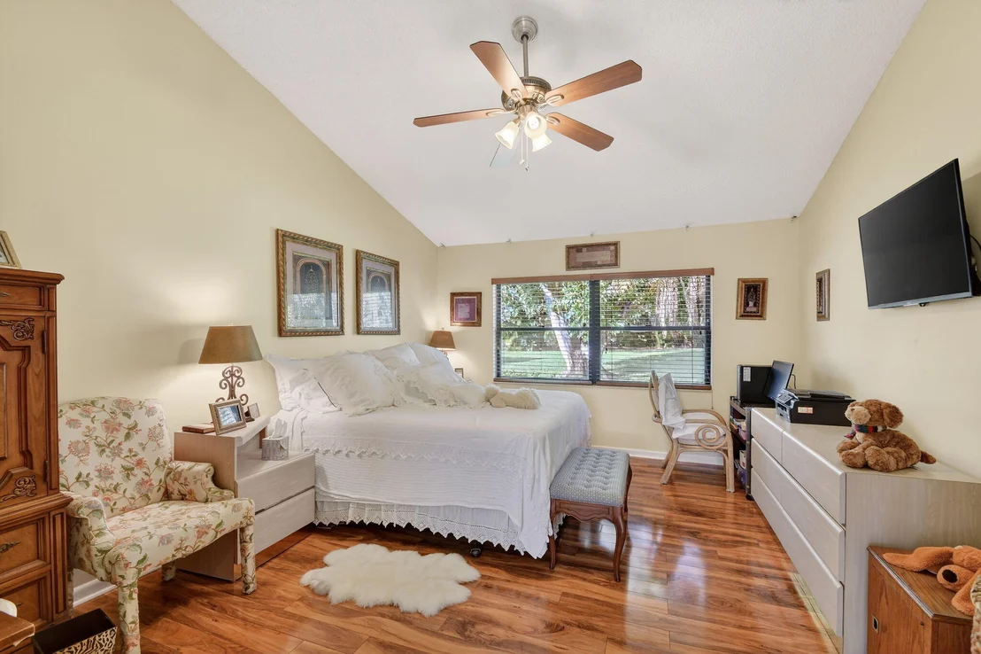 Photo of 7147 Le Chalet Boulevard