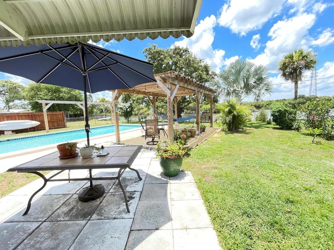 Photo of 886 Schumann Drive