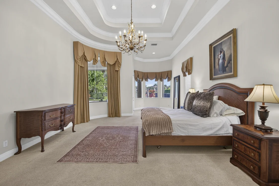 Photo of 10715 Versailles Boulevard