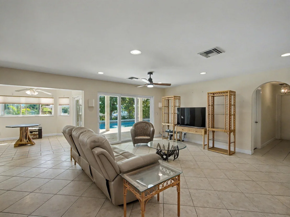 Photo of 618 Riverside Road