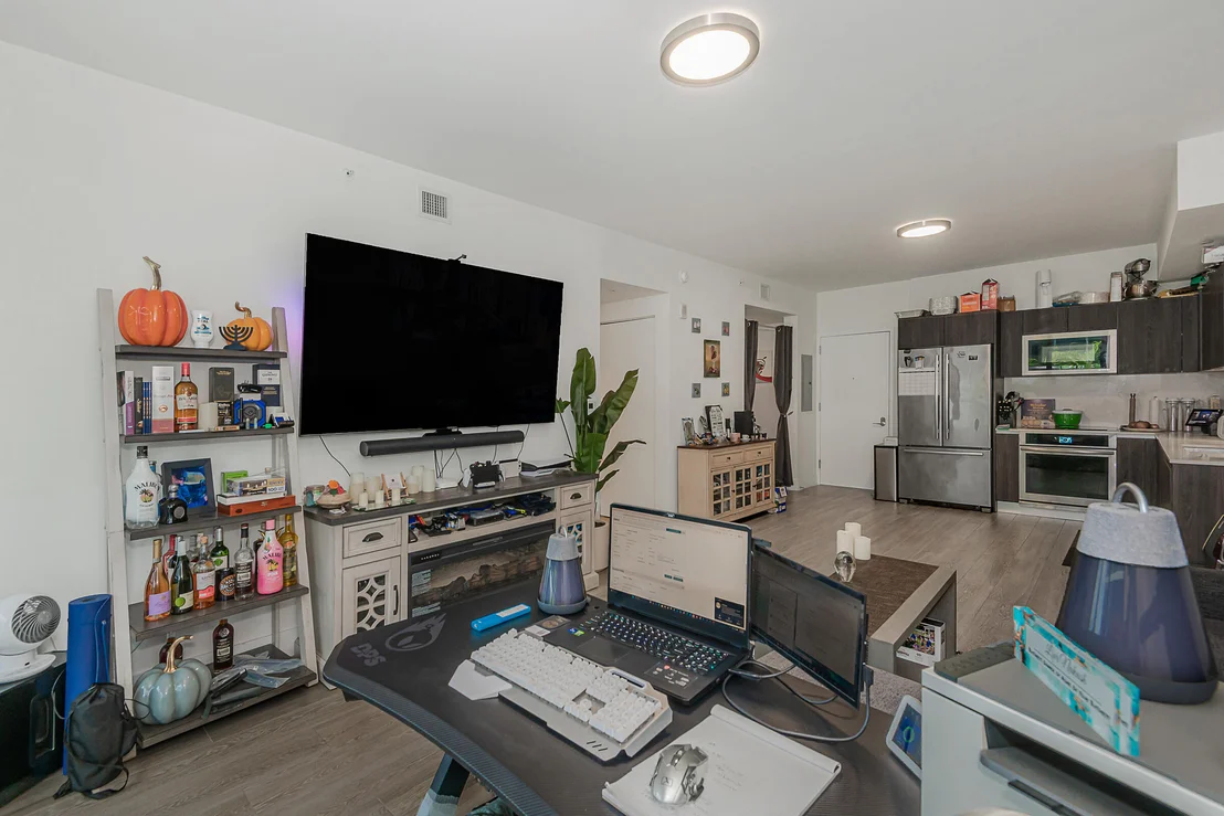 Photo of Unit 708 at 2960 NE 207th Street