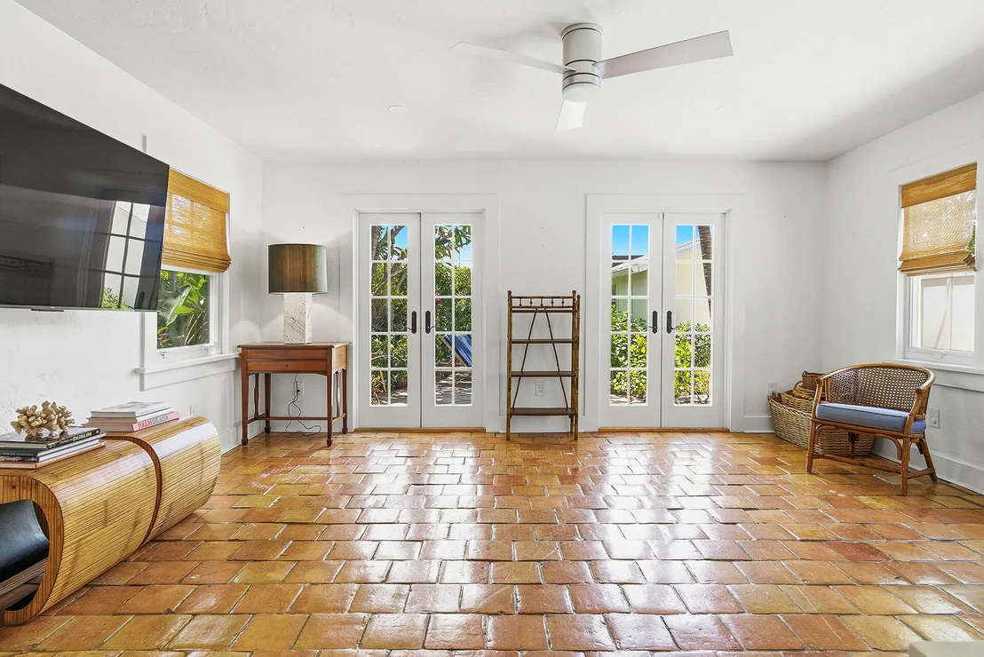 Photo of 810 Avon Road
