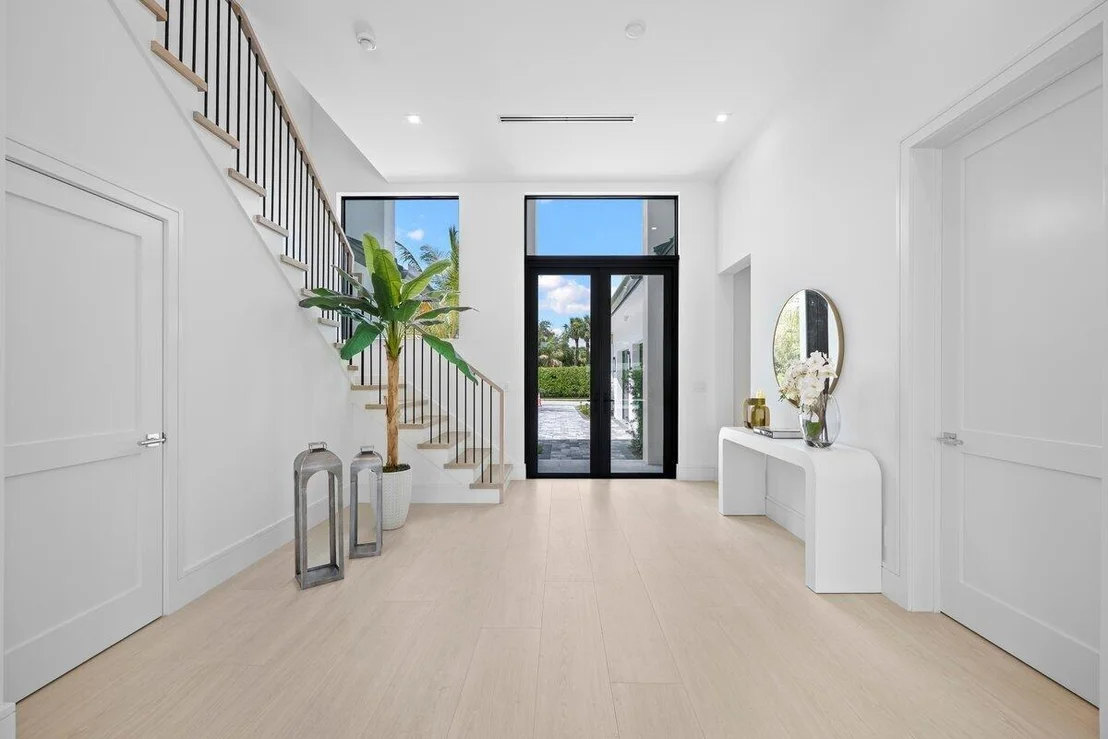 Photo of 325 W Riverside Drive