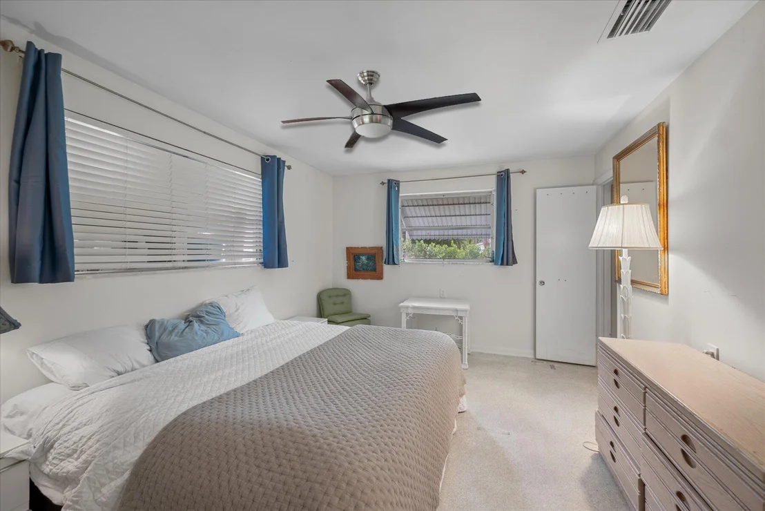 Photo of 117 E Riverside Drive